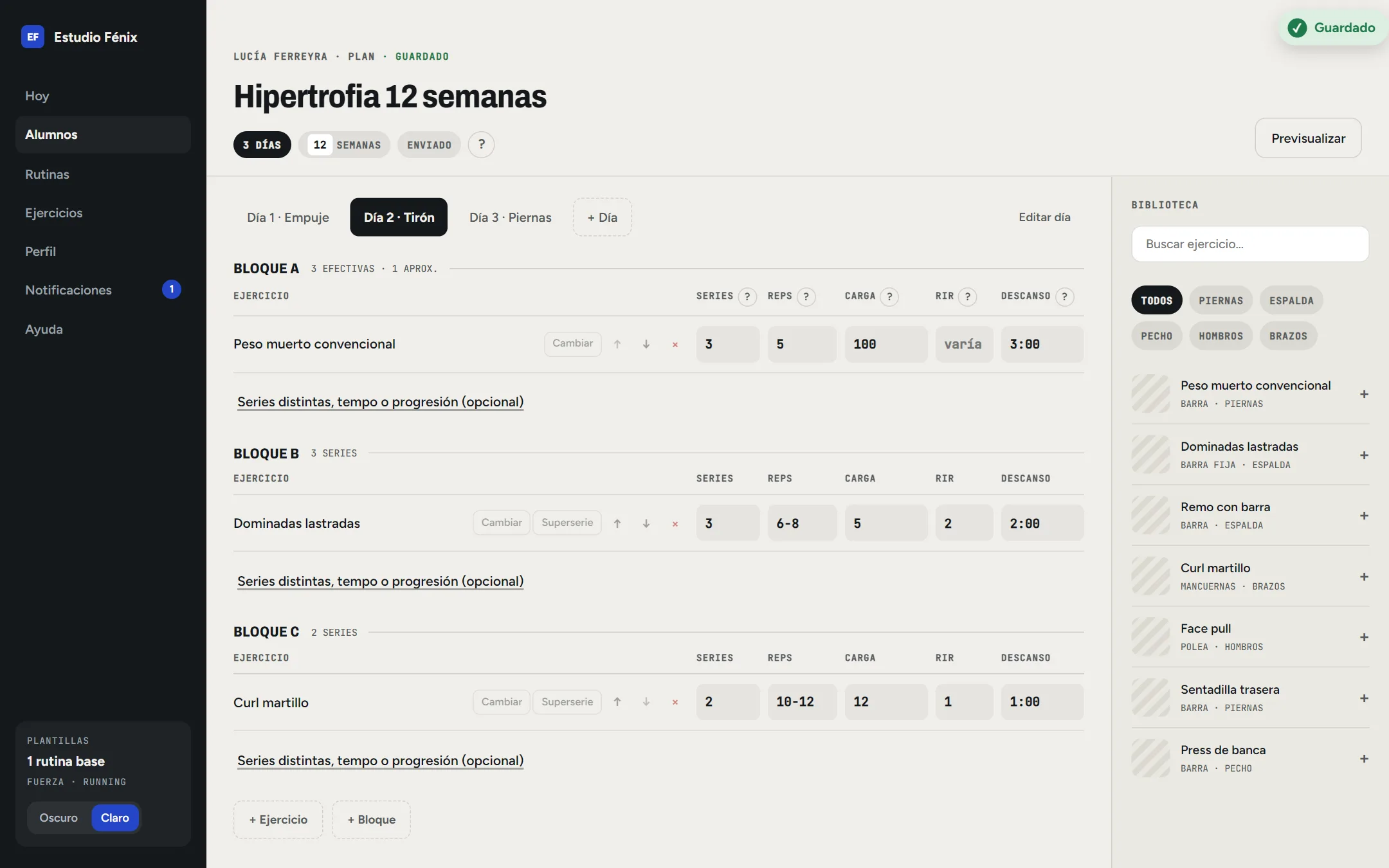 El armador de planes: días, bloques, series, repeticiones, carga, RIR y descanso, con la biblioteca de ejercicios al costado